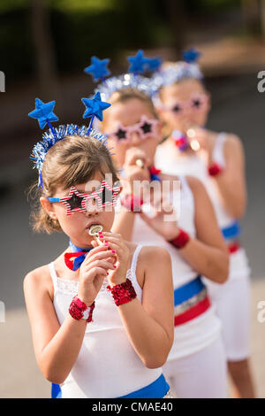 Les jeunes membres de l'Oncle Sam's Band jouer leurs kazoo's au cours de l'Assemblée J'sur l'indépendance de la Communauté Day Parade le 4 juillet 2012 à Mt Pleasant, Caroline du Sud. USA. Banque D'Images