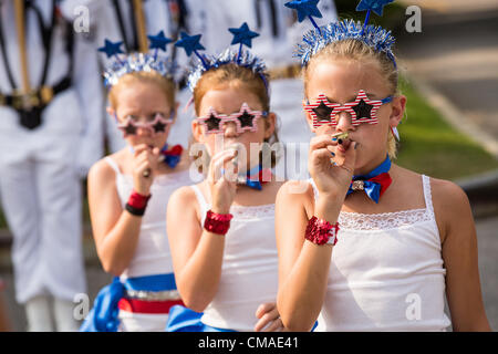 Les jeunes membres de l'Oncle Sam's Band jouer leurs kazoo's au cours de l'Assemblée J'sur l'indépendance de la Communauté Day Parade le 4 juillet 2012 à Mt Pleasant, Caroline du Sud. USA. Banque D'Images