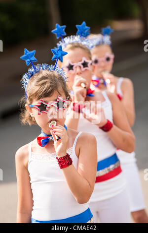 Les jeunes membres de l'Oncle Sam's Band jouer leurs kazoo's au cours de l'Assemblée J'sur l'indépendance de la Communauté Day Parade le 4 juillet 2012 à Mt Pleasant, Caroline du Sud. USA. Banque D'Images