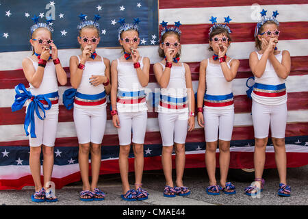 Les jeunes membres de l'Oncle Sam's Band avec leur kazoo's au cours de l'Assemblée J'sur l'indépendance de la Communauté Day Parade le 4 juillet 2012 à Mt Pleasant, Caroline du Sud. USA. Banque D'Images