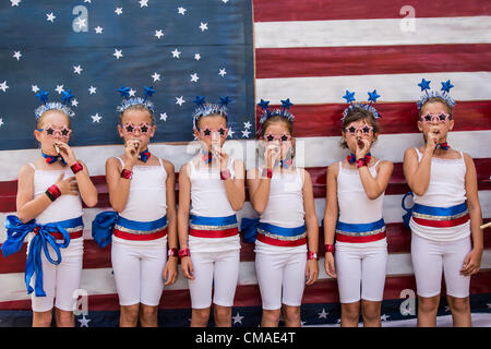 Les jeunes membres de l'Oncle Sam's Band avec leur kazoo's au cours de l'Assemblée J'sur l'indépendance de la Communauté Day Parade le 4 juillet 2012 à Mt Pleasant, Caroline du Sud. USA. Banque D'Images