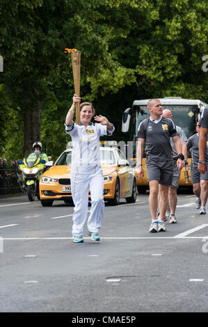 La Flamme Olympique arrive à Kings Lynn, Norfolk, Royaume-Uni le 4 juillet 2012. La torche est effectuée le long de la route de Londres comme les gens ont continué à bordent la route malgré la météo maussade. La flamme a été le jour 47 de sa route autour de la UK voyageant de Peterborough à Norwich. Banque D'Images