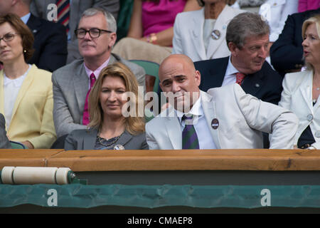 Londres, Angleterre, Royaume-Uni. 04.07.2012. Andre Agassi et Steffi Graf de regarder le match de la loge royale. Le Wimbledon Tennis Championships 2012 tenue à l'All England Lawn Tennis et croquet Club, David FERRER (ESP) [7] v Andy Murray (GBR) [4]. Banque D'Images