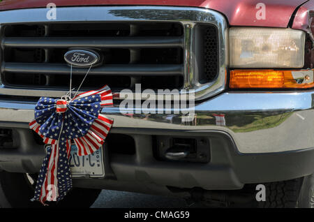 Niantic, Connecticut, le 4 juillet 2012 - Les résidants de célébrer le Jour de l'indépendance avec la 40e édition annuelle de Black Point Beach Club Parade. De nombreux camions rouge comme cette Ford décorée d'un ruban bleu et blanc rouge rode dans la parade. Banque D'Images