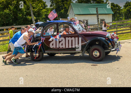 Niantic, Connecticut, le 4 juillet 2012 - Les résidants de célébrer le Jour de l'indépendance avec la 40e édition annuelle de Black Point Beach Club Parade. Voisins musicaux aide cette antique auto, qui a décroché, aller retour dans la parade. Banque D'Images