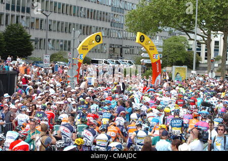 05.07.2012. Rouen, France. Tour de France, étape 5 Rouen - Saint Quentin, cavaliers massés au début de la phase 5 à Rouen Banque D'Images