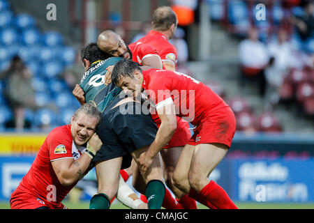 07.04.2012 Huddersfield, Angleterre. Exiles' Anthony LAFFRANCHI (St Helens) est abordé par l'Eorl Crabtree (à gauche : Huddersfield Giants) et le Capitaine Jon WILKIN (à droite : St Helens) au cours de l'origine internationale Match 2 au stade Galpharm. Score final : Angleterre 20-32 exilés. Banque D'Images