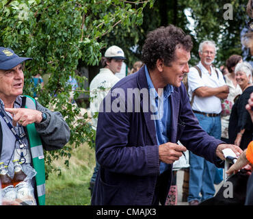 Hampton Court, Royaume-Uni. Mercredi 4 juillet 2012. Monty Don au 'Badger jardin de bière' au Hampton Court Flower Show. C'est le plus grand spectacle de fleurs dans le monde et a lieu chaque année en juillet. Il est géré par la Royal Horticultural Society et est érigée sur les côtés nord et sud de l'eau à Hampton Court Palace. Le premier spectacle a été en 1990. Banque D'Images