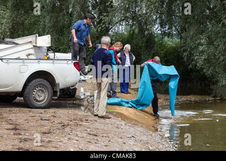 Brixworth, Northamptonshire, Angleterre. 5 juillet 2012. L'Anglian Réservoir eaux Pitsford en cours de réapprovisionnement par Gwash Rivière Trout Farm Ltd de Rutland cet après-midi. 500 truites arc-en-ciel ont été libérés d'un poids d'une moyenne de 2 lb (0,9 kg) chacune. Contrôler qu'il n'y a pas de fontaine demeurent dans la goulotte. Le réservoir était à son plus bas niveau de l'eau au début de l'année, mais après des mois de pluie le comté a eu il est maintenant complet à nouveau. Banque D'Images
