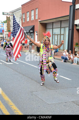 Juillet 4,2012, Annapolis, Maryland USA- Independance Day Parade ...un membre de la groupe de danse mexicaine Fraternidad Tinkus Wapurys Tia Taco de Virginia vagues le drapeau américain dans l'Independance Day Parade Annapolis Banque D'Images