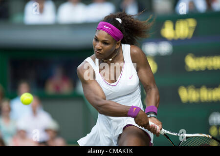 05.07.2012. Le Wimbledon Tennis Championships 2012 tenue à l'All England Lawn Tennis et croquet Club, Londres, Angleterre, Royaume-Uni. Serena Williams (USA) [6] v Victoria Azarenka (BLR) [2] . Serena en action. Banque D'Images