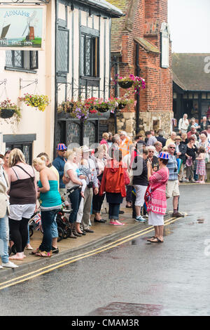 5 juillet 2012, le droit d'auteur Claudia Gannon, 2012 Jour 48 Relais du flambeau olympique, la flamme olympique se dirige vers la ville côtière de Suffolk Aldeburgh. Les personnes en attente d'un convoi olympique d'arriver dans les rues d'Aldeburgh. Banque D'Images