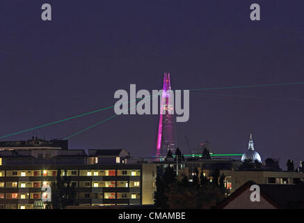 Le gratte-ciel Shard à Londres, au Royaume-Uni, le nouveau bâtiment le plus élevé de l'Europe de l'Ouest, a ouvert ses portes le 5 juillet 2012 lors d'un spectaculaire show laser. Cette photo a été prise à partir de Kings Cross à 10.20pm Banque D'Images