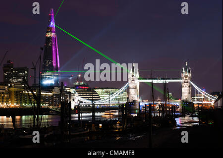 Londres, UK - 5 juillet 2012 : Le fragment de Renzo Piano au cours de la séance inaugurale de la lumière laser show. Le bâtiment le plus élevé de l'Union européenne les faisceaux lumineux des feux du sommet à 15 autres points de repère dans la ville. Banque D'Images