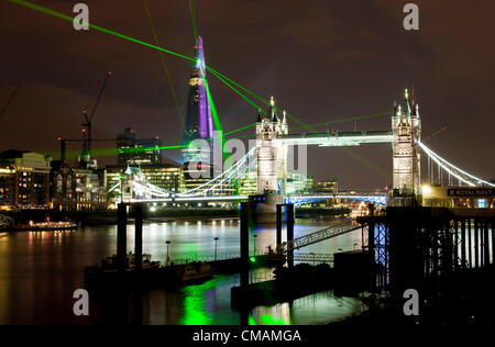 Londres, Royaume-Uni. La soirée du jeudi 5 juillet 2012. Le plus haut bâtiment de l'Europe le tesson est officiellement ouvert. Une lumière éclaire l'affichage 309,6 mètres de haut bâtiment. Banque D'Images