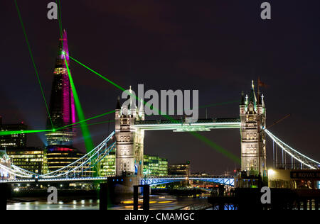 Londres, Royaume-Uni. La soirée du jeudi 5 juillet 2012. Le plus haut bâtiment de l'Europe le tesson est officiellement ouvert. Une lumière éclaire l'affichage 309,6 mètres de haut bâtiment. Banque D'Images