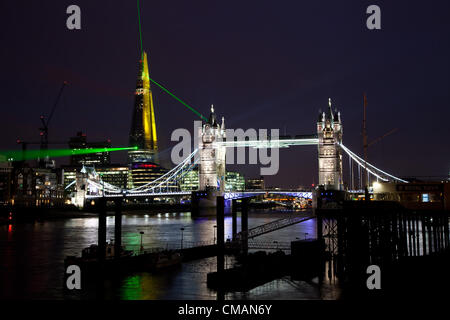 Londres, Royaume-Uni. 5 juin 2012 Avis du laser et lumière pour l'ouverture de l'Écharde de en ce moment le plus haut édifice de l'Europe de l'ouest. Banque D'Images