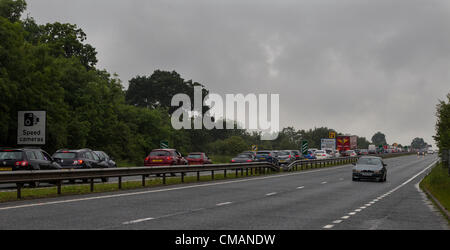 6 juillet 2012. Northampton UK. Les files d'attente de trafic sur l'A43 de la M1 Junction 15A pour le circuit de Silverstone, Towcester, Northamptonshire, England, UK. Le Grand Prix de Formule 1 de Grande-bretagne aura lieu le 08 juillet 2012. Le trafic est perturbé ce matin à 10 miles (16,1 km) en raison du volume de véhicules essayant d'arriver au Circuit pour le week-end et les pluies de la nuit. Banque D'Images