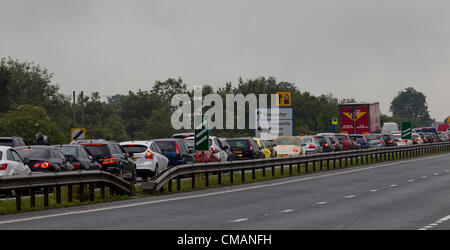 6 juillet 2012. Northampton UK. Les files d'attente de trafic sur l'A43 de la M1 Junction 15A pour le circuit de Silverstone, Towcester, Northamptonshire, England, UK. Le Grand Prix de Formule 1 de Grande-bretagne aura lieu le 08 juillet 2012. Le trafic est perturbé ce matin à 10 miles (16,1 km) en raison du volume de véhicules essayant d'arriver au Circuit pour le week-end et les pluies de la nuit. Banque D'Images