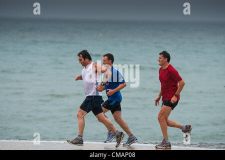 Aberystwyth, Pays de Galles, Royaume-Uni. Vendredi 6 juillet 2012 tout le monde n'était pas à l'abri de la pluie ; hardy joggeurs à Aberystwyth aller pour un déjeuner courir sur la promenade. L'Agence de l'environnement a émis des alertes Amber avertissement du risque d'inondation sur les rivières au Pays de Galles, et l'équivalent d'un mois de pluie est prévu à l'automne dans les régions du Royaume-Uni en seulement un jour. photo ©keith morris Banque D'Images