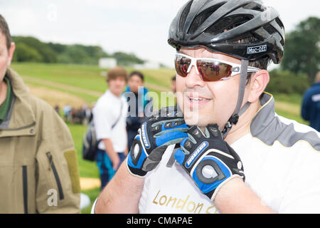 6 juillet 2012, Hadleigh Farm, Essex, Royaume-Uni. La flamme olympique passe par le Vtt lieu où Dan Jarvis prend le flambeau autour d'une section de la route de course avant de céder la place à runner Kim Axford et au loin vers Basildon et gris. Le temps a été sec et ensoleillé pour que le flambeau est arrivé sur les lieux. Banque D'Images