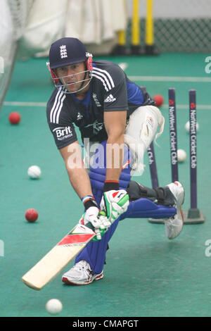 UK. 06/07/2012 Pékin, en Angleterre. England's Tim Bresnan, au cours de la formation officielle et le bénéfice net avant la 4ème session internationale d'un jour entre l'Angleterre et l'Australie et a joué à l'Emirates Cricket Ground : crédit obligatoire : Mitchell Gunn Banque D'Images