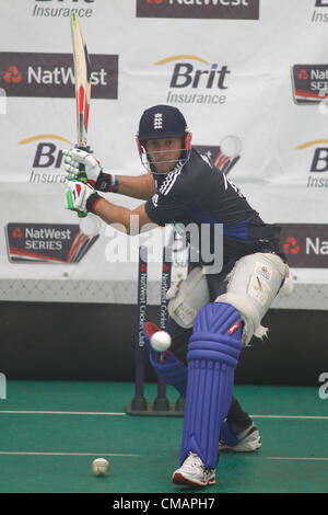 UK. 06/07/2012 Pékin, en Angleterre. England's Tim Bresnan, au cours de la formation officielle et le bénéfice net avant la 4ème session internationale d'un jour entre l'Angleterre et l'Australie et a joué à l'Emirates Cricket Ground : crédit obligatoire : Mitchell Gunn Banque D'Images