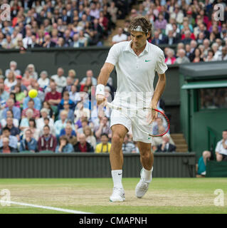 06.07.2012. Le Wimbledon Tennis Championships 2012 tenue à l'All England Lawn Tennis et croquet Club, Londres, Angleterre, Royaume-Uni. Novak Djokovic (SRB) [1] v Roger Federer (SUI) [3]. Roger en action. Banque D'Images