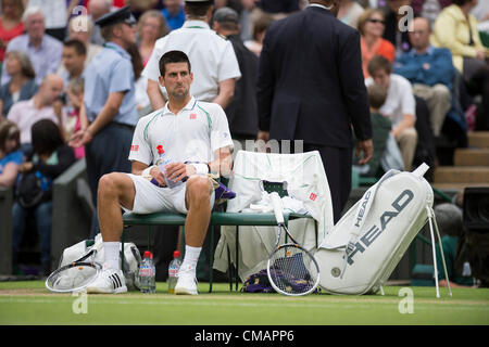 06.07.2012. Le Wimbledon Tennis Championships 2012 tenue à l'All England Lawn Tennis et croquet Club, Londres, Angleterre, Royaume-Uni. Novak Djokovic (SRB) [1] v Roger Federer (SUI) [3]. Novac en action. Banque D'Images