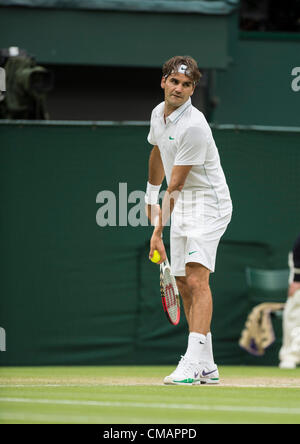 06.07.2012. Le Wimbledon Tennis Championships 2012 tenue à l'All England Lawn Tennis et croquet Club, Londres, Angleterre, Royaume-Uni. Novak Djokovic (SRB) [1] v Roger Federer (SUI) [3]. Roger en action. Banque D'Images