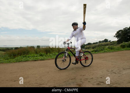 6 juillet 2012, Hadleigh Farm, Essex, Royaume-Uni. La flamme olympique passe par le Vtt lieu où Dan Jarvis prend le flambeau autour d'une section de la route de course avant de céder la place à runner Kim Axford (pas sur la photo) et en direction de Basildon et gris. Le temps a été sec et ensoleillé pour que le flambeau est arrivé sur les lieux. Banque D'Images