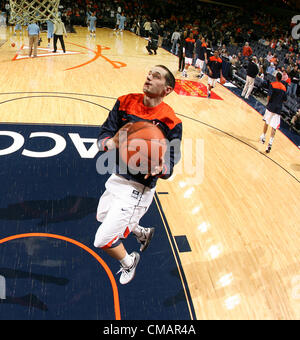 25 février 2012 - Charlottesville, Virginia, UNITED STATES - Virginia Cavaliers guard Sammy Zeglinski (13), droit, tire sur la balle durant le match contre la Caroline du Nord, à Charlottesville, Virginie, Caroline du Nord Virginie battu 54-51. (Crédit Image : © Andrew Shurtleff/ZUMAPRESS.com) Banque D'Images