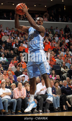 25 février 2012 - Charlottesville, Virginia, UNITED STATES - North Carolina Tar Heels guard P.J. Hairston (15) s'empare d'un rebond au cours du match contre Virginie à Charlottesville, Virginie, Caroline du Nord Virginie battu 54-51. (Crédit Image : © Andrew Shurtleff/ZUMAPRESS.com) Banque D'Images