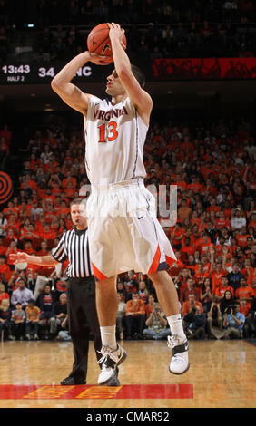 25 février 2012 - Charlottesville, Virginia, UNITED STATES - Virginia Cavaliers guard Sammy Zeglinski (13) tire la balle pendant le match contre la Caroline du Nord, à Charlottesville, Virginie, Caroline du Nord Virginie battu 54-51. (Crédit Image : © Andrew Shurtleff/ZUMAPRESS.com) Banque D'Images