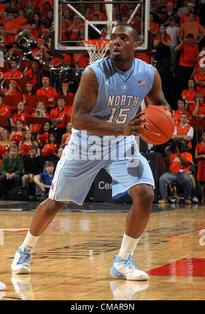 25 février 2012 - Charlottesville, Virginia, UNITED STATES - North Carolina Tar Heels guard P.J. Hairston (15) s'occupe de la balle pendant le match contre Virginie à Charlottesville, Virginie, Caroline du Nord Virginie battu 54-51. (Crédit Image : © Andrew Shurtleff/ZUMAPRESS.com) Banque D'Images