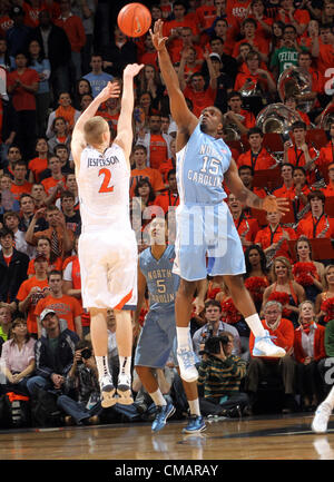 25 février 2012 - Charlottesville, Virginia, UNITED STATES - North Carolina Tar Heels guard P.J. Hairston (15) bloque le tir de Virginia Cavaliers guard Paul Jesperson (2) durant le jeu à Charlottesville, Virginie, Caroline du Nord Virginie battu 54-51. (Crédit Image : © Andrew Shurtleff/ZUMAPRESS.com) Banque D'Images