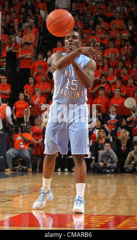 25 février 2012 - Charlottesville, Virginia, UNITED STATES - North Carolina Tar Heels guard P.J. Hairston (15) passe le ballon pendant le match contre Virginie à Charlottesville, Virginie, Caroline du Nord Virginie battu 54-51. (Crédit Image : © Andrew Shurtleff/ZUMAPRESS.com) Banque D'Images