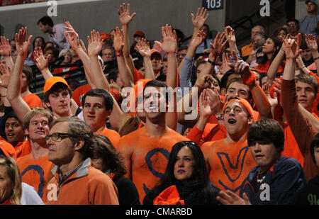 25 février 2012 - Charlottesville, Virginia, UNITED STATES - Virginia Cavalier fans réagir pendant le match contre la Caroline du Nord, à Charlottesville, Virginie, Caroline du Nord Virginie battu 54-51. (Crédit Image : © Andrew Shurtleff/ZUMAPRESS.com) Banque D'Images