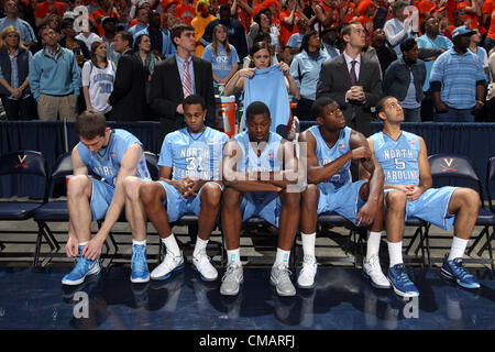 25 février 2012 - Charlottesville, Virginia, UNITED STATES - le North Carolina Tar Heel commencer à se préparer pour le match contre Virginie à Charlottesville, Virginie, Caroline du Nord Virginie battu 54-51. (Crédit Image : © Andrew Shurtleff/ZUMAPRESS.com) Banque D'Images