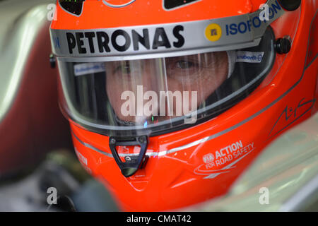 06.07.2012 Towcester, Angleterre. Pilote de Formule 1 allemand Michael Schumacher de Mercedes AMG se prépare pour une course dans la deuxième session d'essais à la piste de course de Silverstone dans le Northamptonshire, Angleterre, 06 juillet 2012. Le Grand Prix de Formule 1 de Grande-bretagne aura lieu le 08 juillet 2011. Banque D'Images