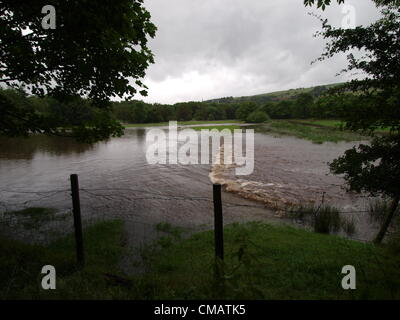 L'eau d'inondation couvre des domaines comme la rivière Tame éclate dans les banques Bien-i-trou de Tameside dans Oldham, UK, le vendredi 6 juillet 2012 Banque D'Images