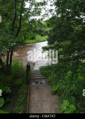 L'eau d'inondation couvre des domaines comme la rivière Tame éclate dans les banques Bien-i-trou de Tameside dans Oldham, UK, le vendredi 6 juillet 2012 Banque D'Images