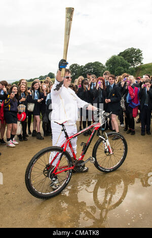 6 juillet 2012. Hadleigh Farm, Hadleigh, Essex, Royaume-Uni. Le relais de la Flamme Olympique a visité les cours de vélo de montagne à Hadleigh Farm dans le sud de l'Essex. Dan Jarvis porté le flambeau sur une petite boucle de la course avant de céder la place à l'autre coureur, Kim Axford. Banque D'Images