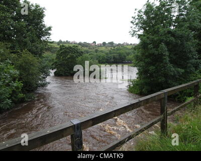 L'eau d'inondation couvre des domaines comme la rivière Tame éclate dans les banques Bien-i-trou de Tameside dans Oldham, UK, le vendredi 6 juillet 2012 Banque D'Images