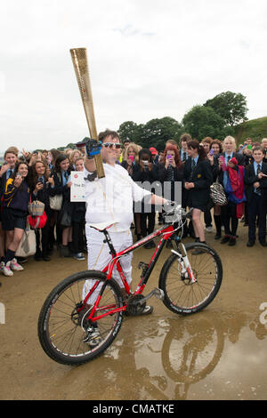 6 juillet 2012. Hadleigh Farm, Hadleigh, Essex, Royaume-Uni. Le relais de la Flamme Olympique a visité les cours de vélo de montagne à Hadleigh Farm dans le sud de l'Essex. Dan Jarvis porté le flambeau sur une petite boucle de la course avant de céder la place à l'autre coureur, Kim Axford. Banque D'Images