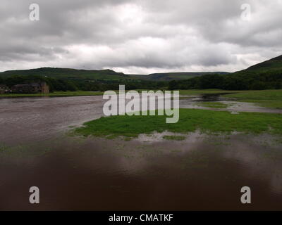 L'eau d'inondation couvre des domaines comme la rivière Tame éclate dans les banques Bien-i-trou de Tameside dans Oldham, UK, le vendredi 6 juillet 2012 Banque D'Images