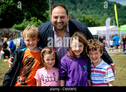 Wynne Evans ('Go Comparer') avec de jeunes fans à l'Eisteddfod Musical International de Llangollen 2012 le samedi 7 juillet 2012. Wynne Evans est un grand partisan de la musique au Pays de Galles et visite régulièrement et se produit en concert à l'Eisteddfod Banque D'Images