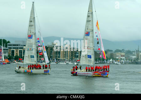 Londonderry (Irlande du Nord), le 7 juillet 2012. Yachts participant à la Clipper Round the World Yacht Race quitte Londonderry, dans un défilé de voile. La flotte de 10 va commencer l'avant-dernier sprint 800 milles à Den Helder, Pays Bas de Greencastle, comté de Donegal. L'équipage 450 Manning l'identique 68 pieds de course auront terminé 40 000 miles de course lorsqu'ils naviguent dans l'océan Village, Southampton le 22 juillet. Banque D'Images