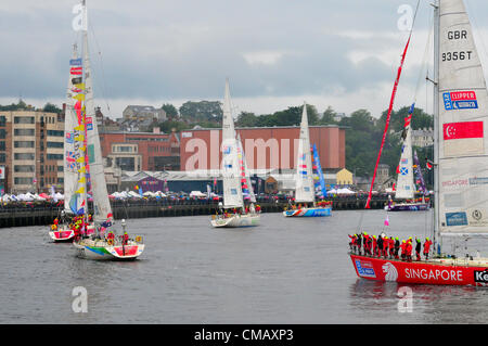 Londonderry (Irlande du Nord), le 7 juillet 2012. Yachts participant à la Clipper Round the World Yacht Race départ Londonderry, dans un défilé de voile. La flotte de 10 va commencer l'avant-dernier sprint 800 milles à Den Helder, Pays Bas de Greencastle, comté de Donegal. L'équipage 450 Manning l'identique 68 pieds de course auront terminé 40 000 miles de course lorsqu'ils naviguent dans l'océan Village, Southampton le 22 juillet. Banque D'Images