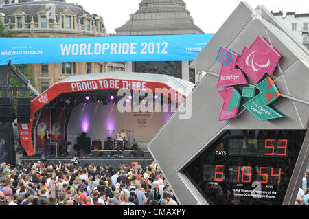 Londres, Royaume-Uni. 7 juillet 2012. Le réveil olympique et le stade à Trafalgar Square à la World Pride Day 2012. Londres Gay Pride à travers le centre de Londres, le défilé a été à plus petite échelle sans flotte à cause de problèmes financiers. Banque D'Images